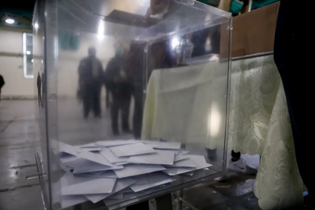 Ποια η διαφορά ΝΔ-ΣΥΡΙΖΑ σε νέα δημοσκόπηση, άνοδος για ΚΙΝΑΛ – Πανδημία και ακρίβεια ταλανίζουν τους πολίτες