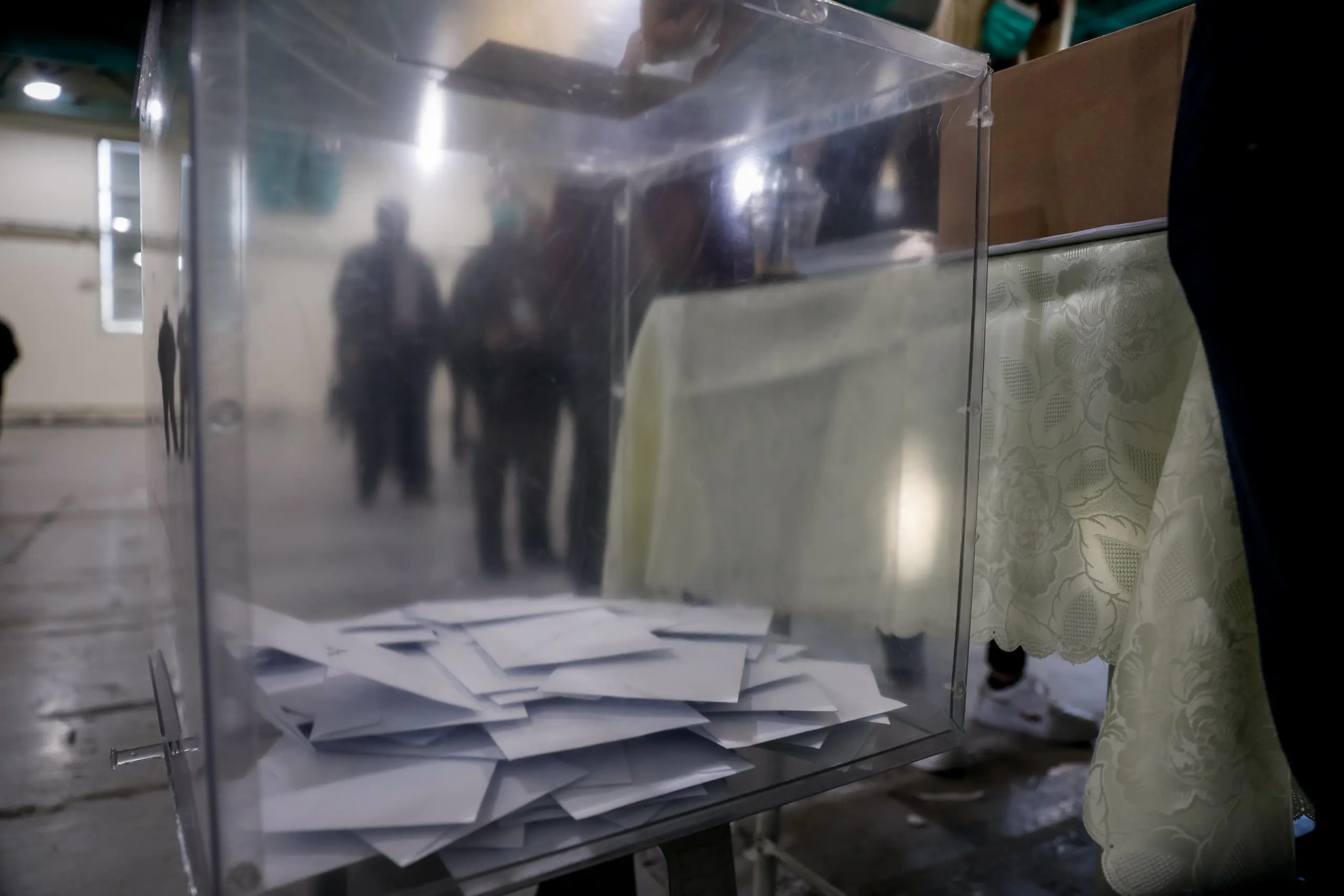Ποια η διαφορά ΝΔ-ΣΥΡΙΖΑ σε νέα δημοσκόπηση, άνοδος για ΚΙΝΑΛ – Πανδημία και ακρίβεια ταλανίζουν τους πολίτες