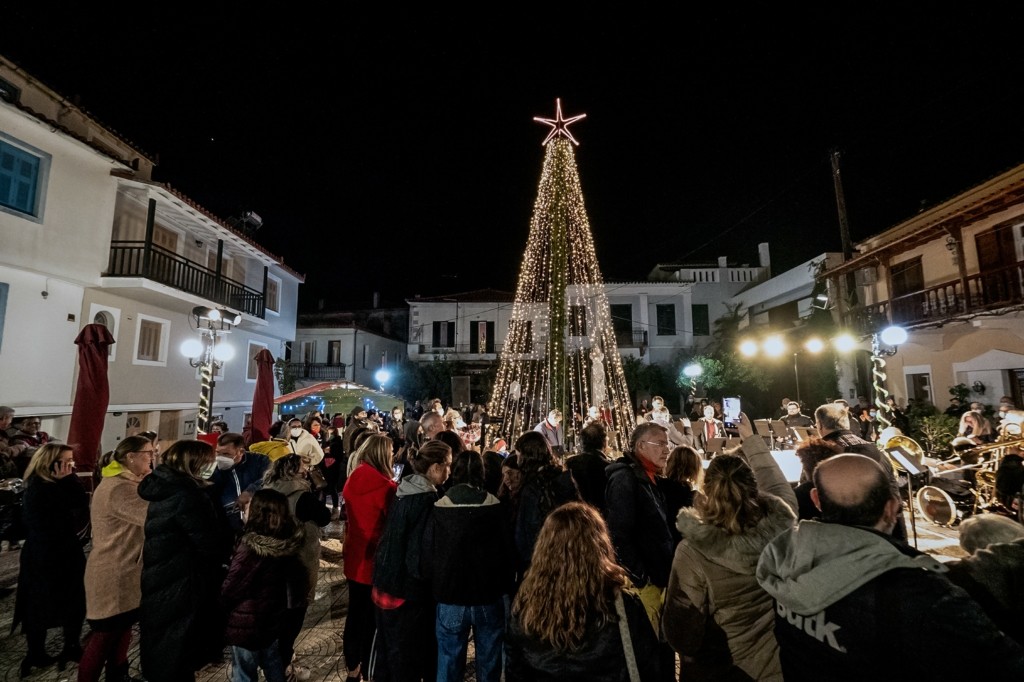 Έντονη ανησυχία για τη μετάλλαξη Όμικρον ενόψει των γιορτών – Φόβοι για τον συνωστισμό στους ναούς