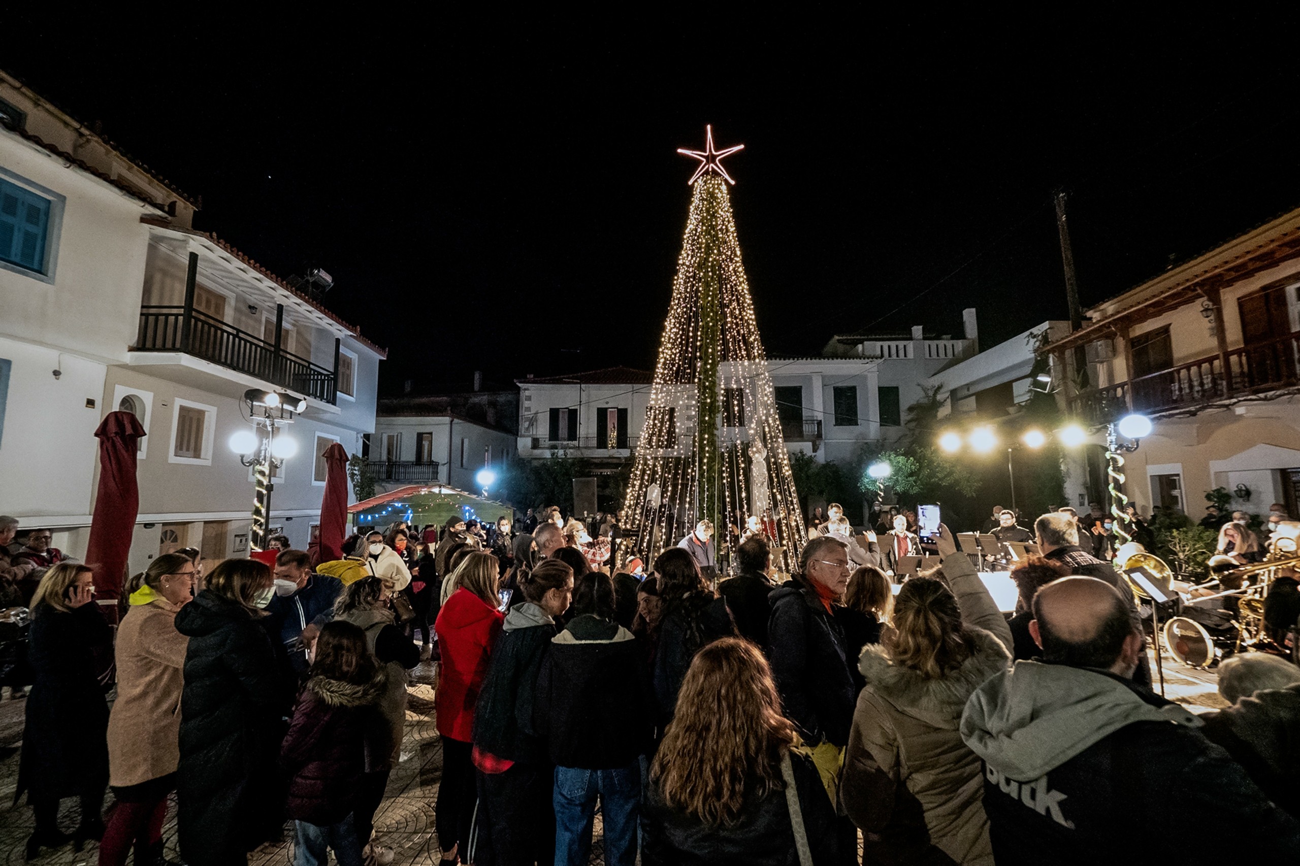 Έντονη ανησυχία για τη μετάλλαξη Όμικρον ενόψει των γιορτών – Φόβοι για τον συνωστισμό στους ναούς