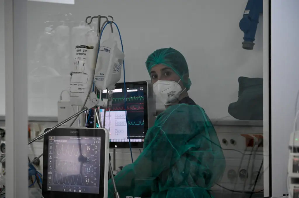 Ώρες αγωνίας για 16χρονη διασωληνωμένη στη Λάρισα – Ακόμα ένας ανήλικος σε ΜΕΘ με κορονοϊό