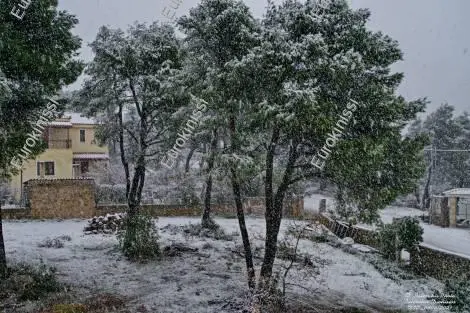 Μαγευτικές εικόνες από τη χιονισμένη Ιπποκράτειο Πολιτεία (vid)