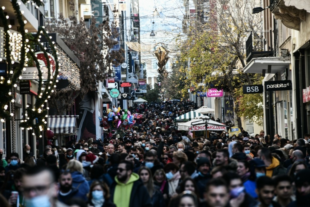 “Λαοθάλασσα” στην Ερμού – Ουρές έξω από τα καταστήματα για τα δώρα των Χριστουγέννων (pics&vid)