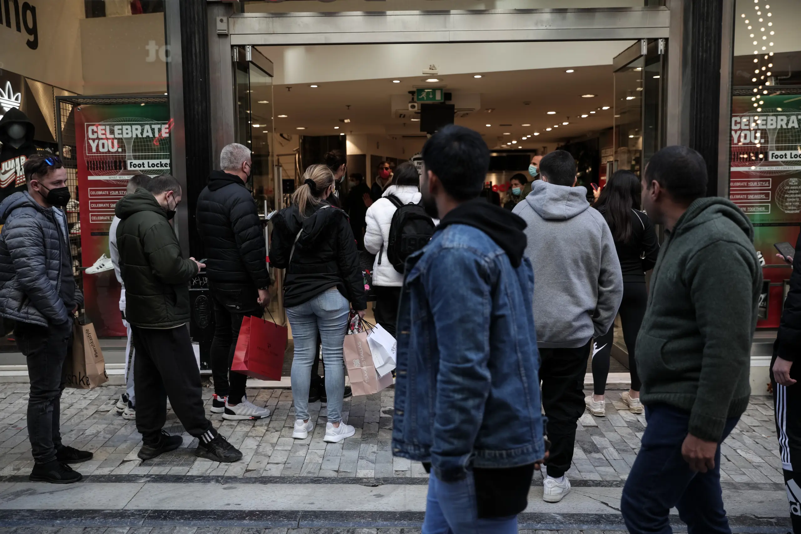 Εορταστικό ωράριο καταστημάτων – Πώς λειτουργούν την Πέμπτη και την παραμονή της Πρωτοχρονιάς