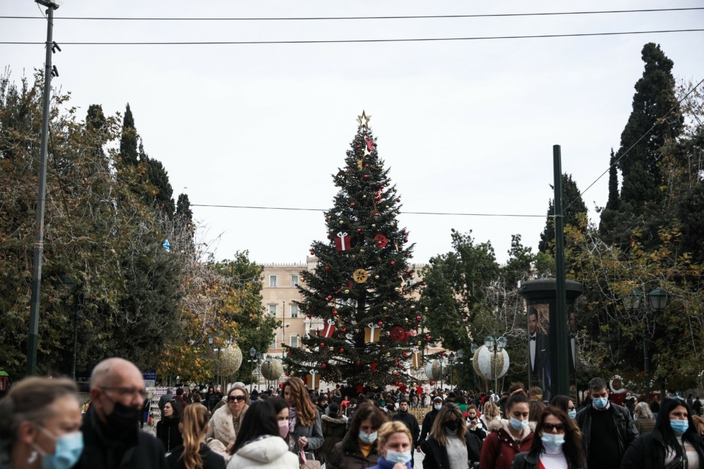 Διασκέδαση με το ρολόι, διπλές μάσκες, τηλεργασία και επισκέψεις σε νοσοκομεία – Τι αλλάζει στη ζωή μας από τις 3 Ιανουαρίου