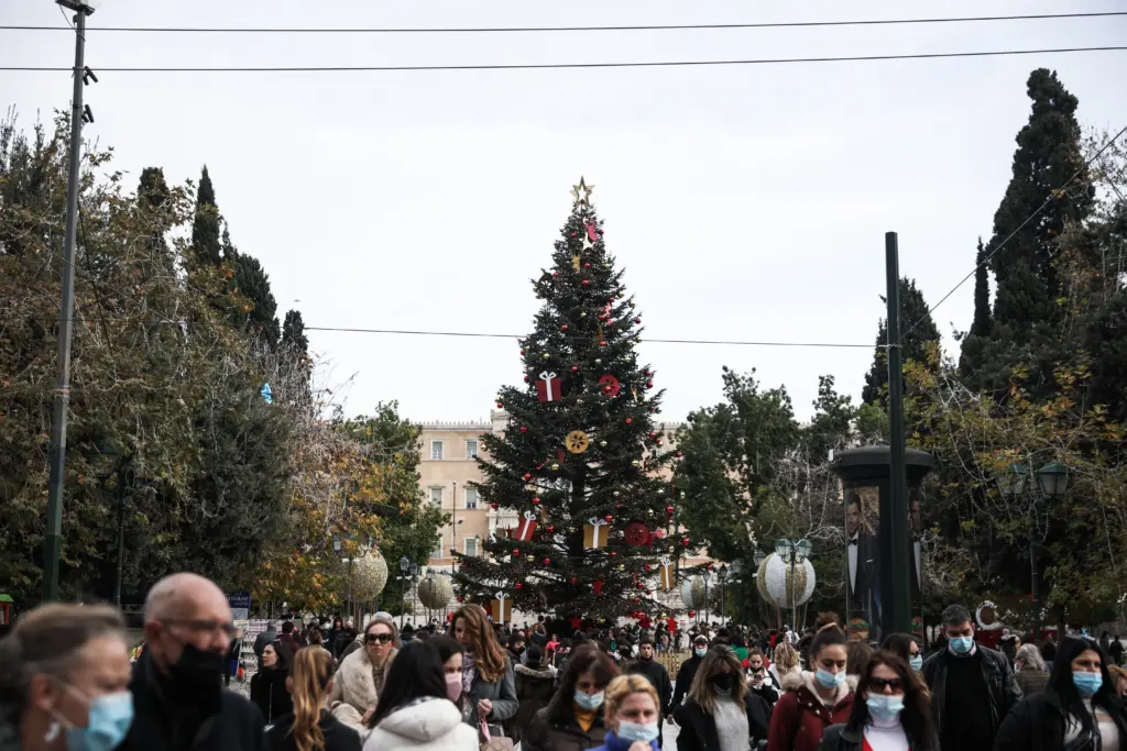 Διασκέδαση με το ρολόι, διπλές μάσκες, τηλεργασία και επισκέψεις σε νοσοκομεία – Τι αλλάζει στη ζωή μας από τις 3 Ιανουαρίου