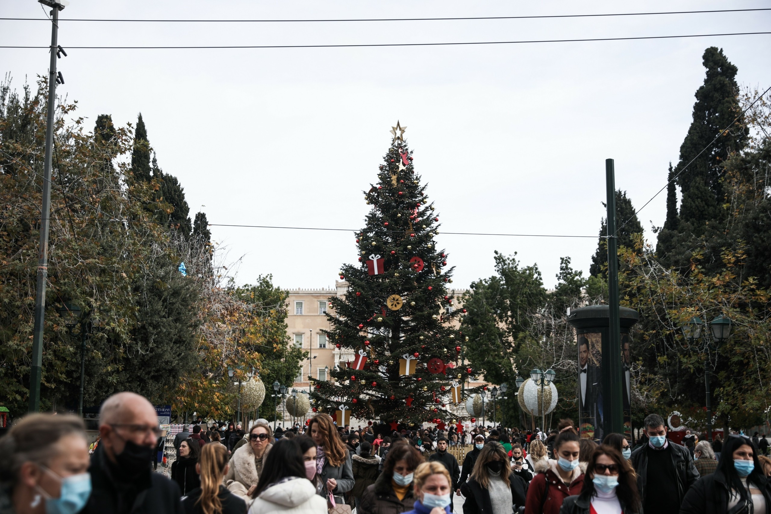 Διασκέδαση με το ρολόι, διπλές μάσκες, τηλεργασία και επισκέψεις σε νοσοκομεία – Τι αλλάζει στη ζωή μας από τις 3 Ιανουαρίου