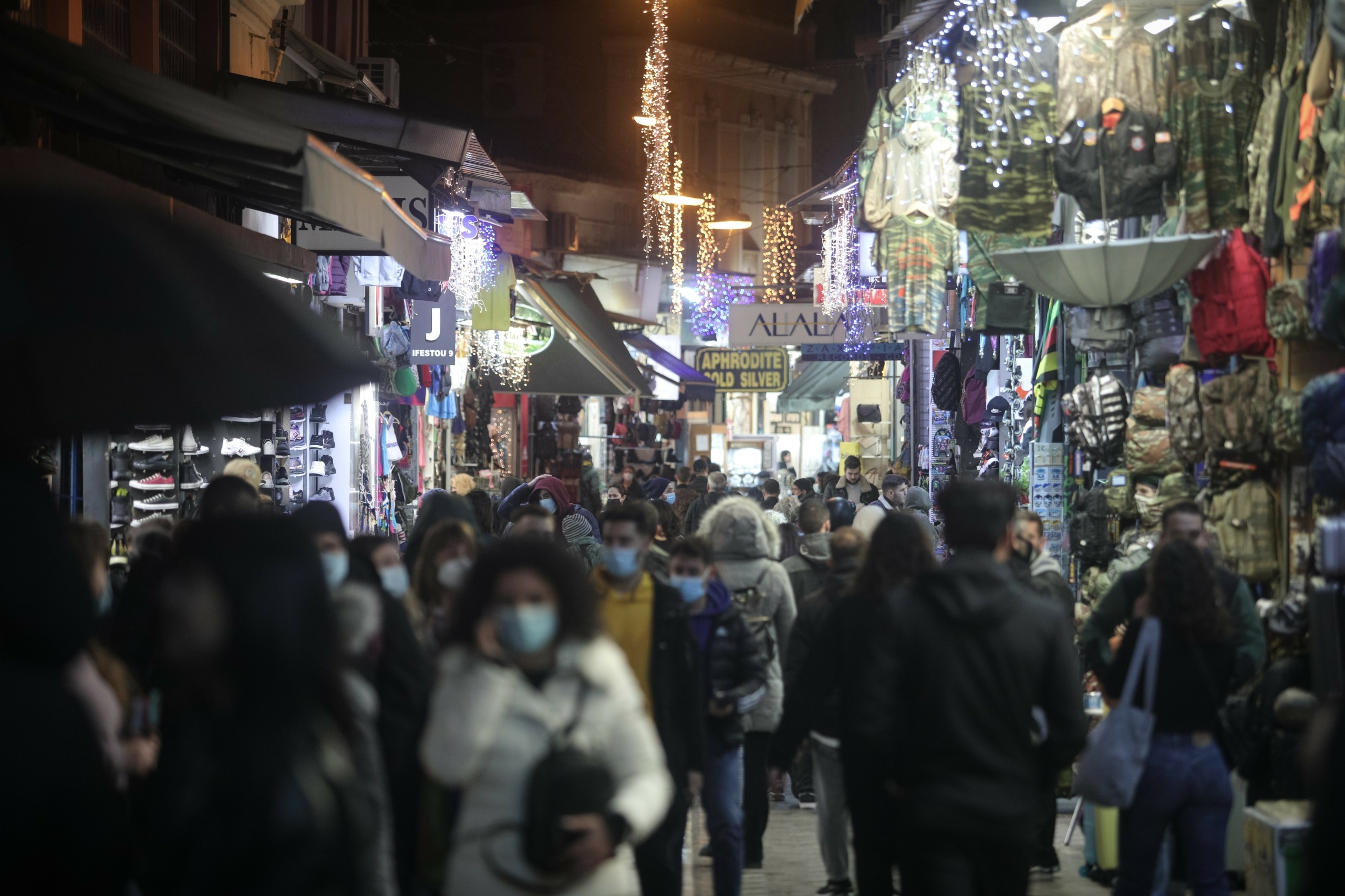 “Στη σκιά” της Όμικρον η αλλαγή του χρόνου – Έρχονται ανακοινώσεις για εστίαση και διασκέδαση