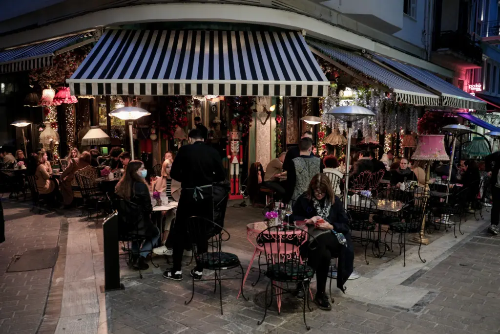Πιθανά νέα μέτρα μετά την Πρωτοχρονιά – Σκληραίνει το “μπλόκο” στους ανεμβολίαστους – Τι εξετάζεται για τα σχολεία