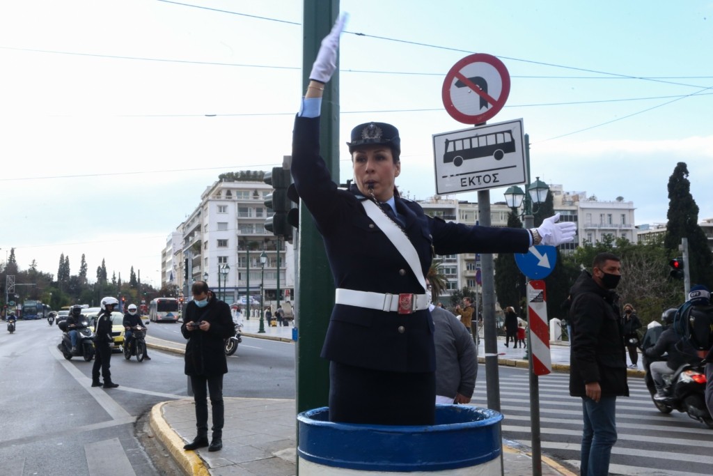 Τροχονόμοι στο…βαρέλι ρυθμίζουν την κυκλοφορία έξω από το Λευκό Πύργο και το Σύνταγμα (pics&vids)