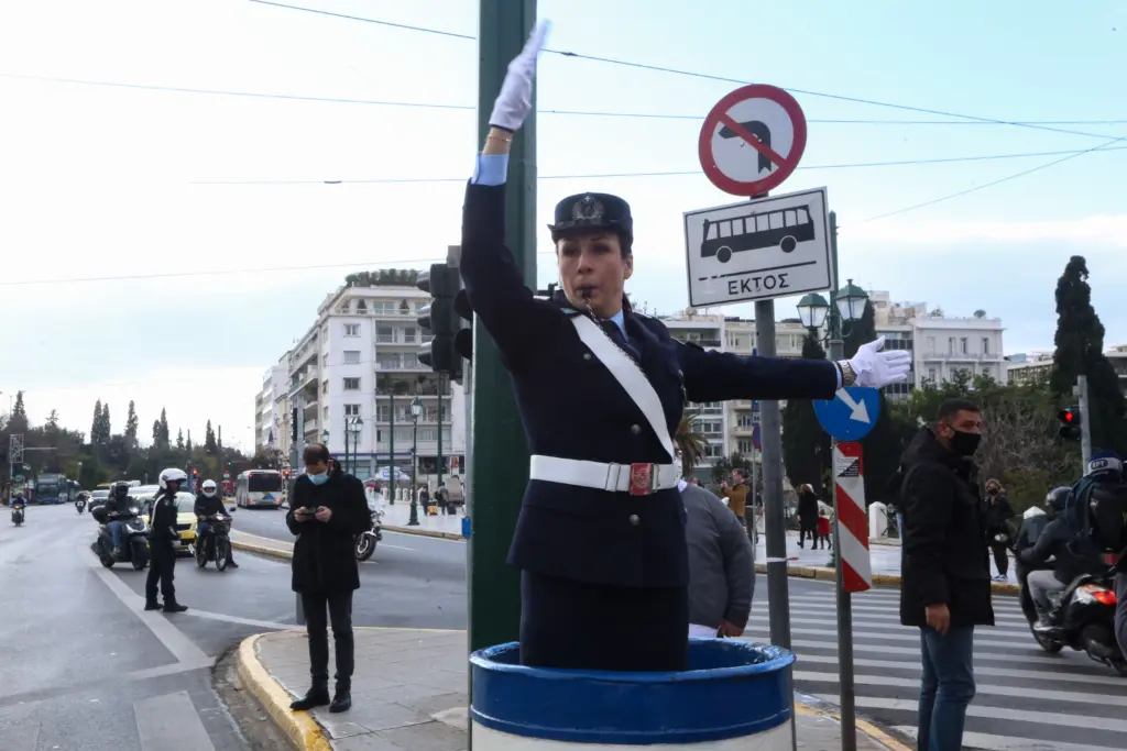 Τροχονόμοι στο…βαρέλι ρυθμίζουν την κυκλοφορία έξω από το Λευκό Πύργο και το Σύνταγμα (pics&vids)