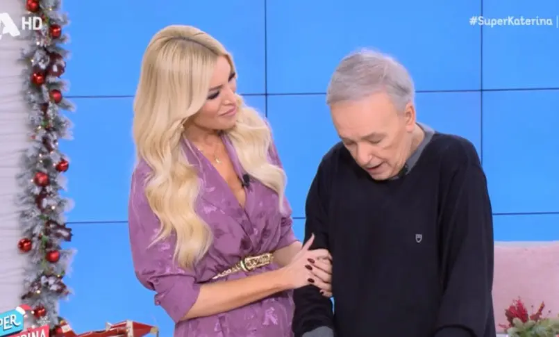 Αγνώριστος ο Ανδρέας Μικρούτσικος – Επέστρεψε στην εκπομπή της Καινούργιου (vid)