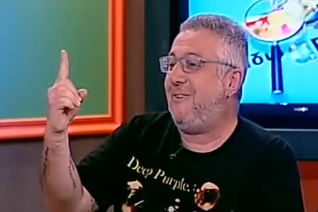Όταν ο Στάθης Παναγιωτόπουλος φορούσε μπλούζα με ατάκα παιδεραστή κανίβαλου – Η εικόνα που κάνει τον γύρο του διαδικτύου