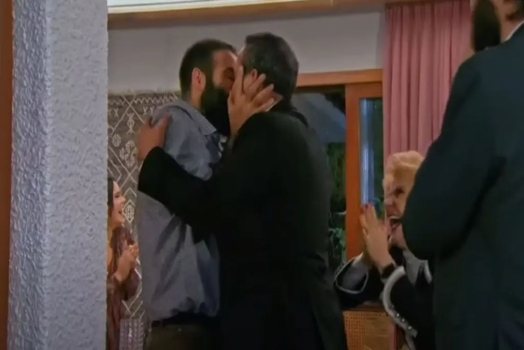 Τεράστιο “κύμα” αγάπης στο Twitter για το φιλί μεταξύ του Πάρη και του Παναγιώτη στην “τούρτα της μαμάς”