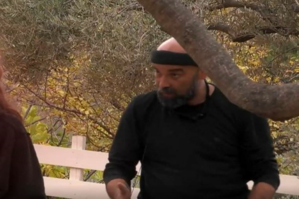 Έξαλλος ο Αστρινός με τον Κουτσαβάκη ενώ μάζευαν ελιές στη Φάρμα – Τι του είπε για το μάζεμα