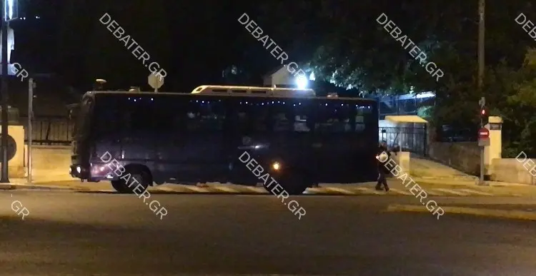 Η στολισμένη κλούβα των ΜΑΤ έξω από τη Βουλή των Ελλήνων (vid)
