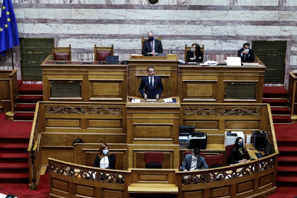 Παρέμβαση Μητσοτάκη στη Βουλή για τον υποχρεωτικό εμβολιασμό – “Νωρίτερα η αναμνηστική δόση του εμβολίου”