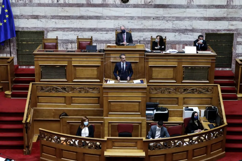 Παρέμβαση Μητσοτάκη στη Βουλή για τον υποχρεωτικό εμβολιασμό – “Νωρίτερα η αναμνηστική δόση του εμβολίου”