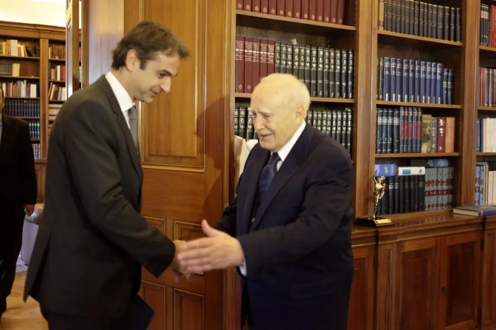 Ο Κυριάκος Μητσοτάκης για το θάνατο του Κάρολου Παπούλια – “Οι Έλληνες σκύβουν τον κεφάλι με σεβασμό”