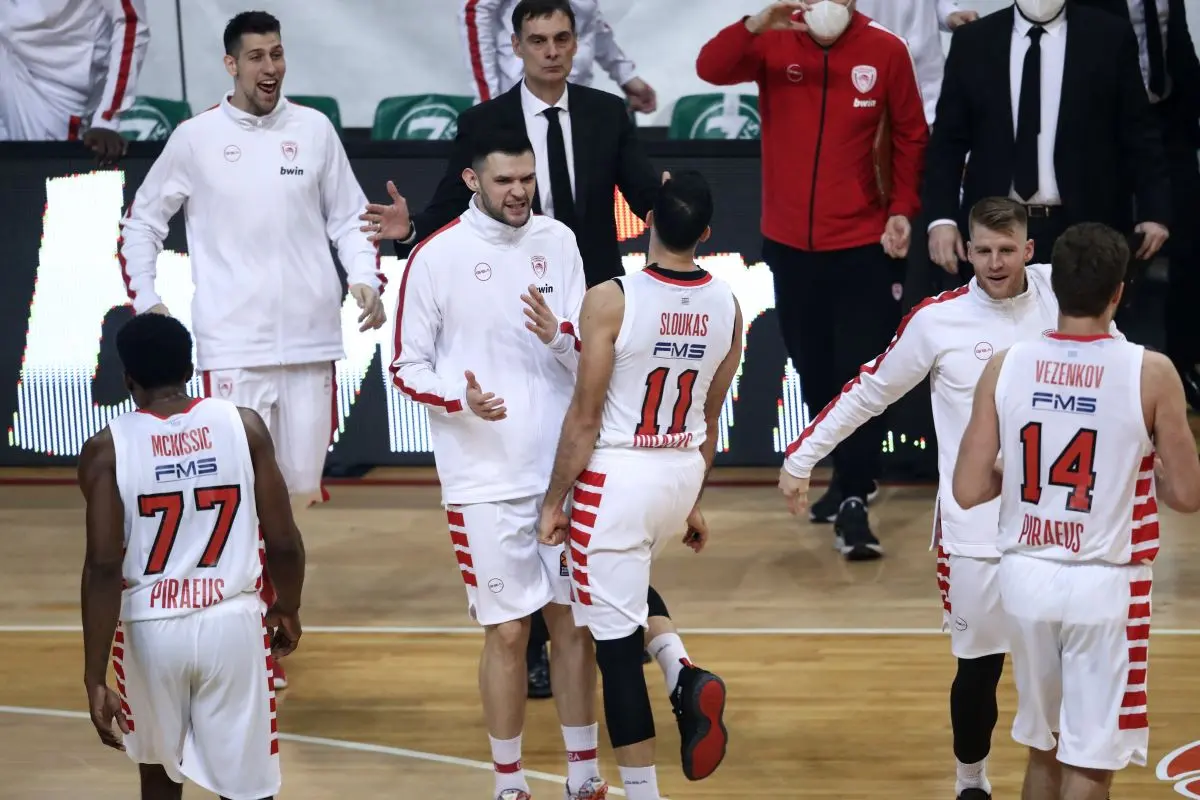 “Σαρώνει” τον μπασκετικό Ολυμπιακό ο κορονοϊός με 8 κρούσματα – Αναβάλλεται ο αγώνας με την ΤΣΣΚΑ