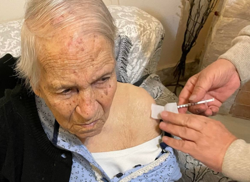 Γιαγιά… 106 ετών από τον Βόλο έκανε το εμβόλιο για τον κορονοϊό