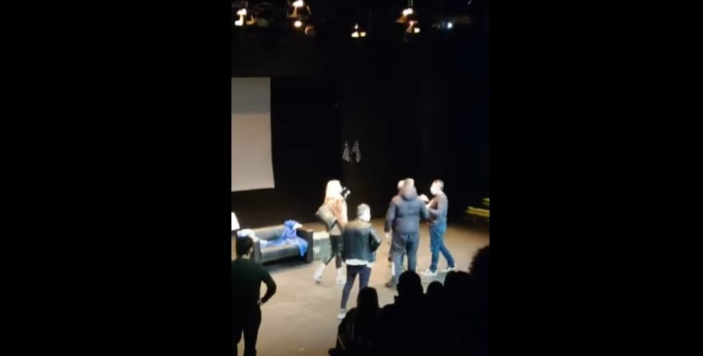 Σάλος από την καταγγελία Ζαραλίκου για διακοπή της παράστασής του από “μπράβους” (vid)