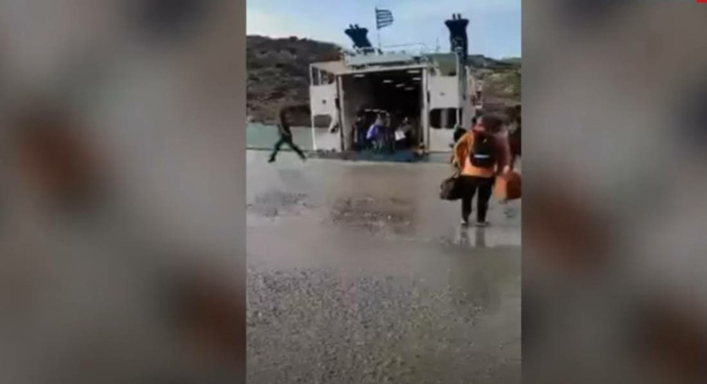 Απίστευτο βίντεο από τη Σχοινούσα – Η μάχη του “Σκοπελίτη” με τα κύματα και τα ουρλιαχτά των επιβατών