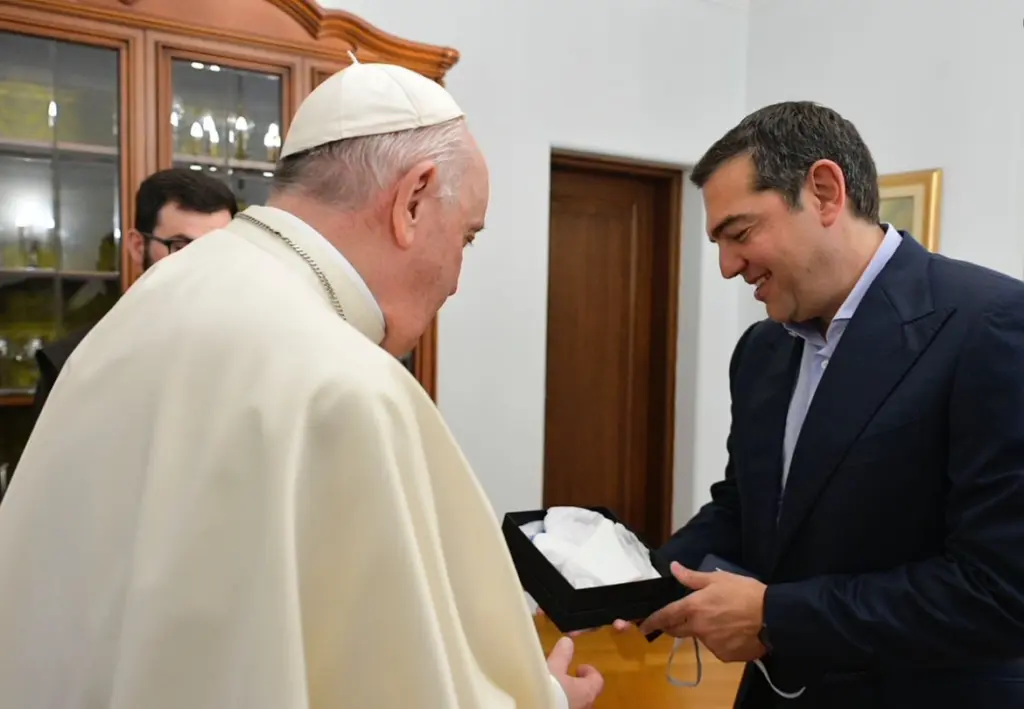 Συνάντηση Τσίπρα με τον Πάπα Φραγκίσκο – Το “ευχαριστώ” για τη “σκληρή ειλικρίνεια” στο μεταναστευτικό