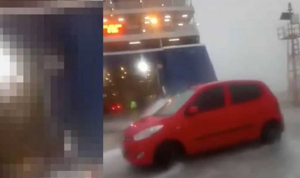 Εντυπωσιακό βίντεο – Ο “αγώνας” του Blue Star Naxos να δέσει στη Δονούσα, τα κύματα λούζουν τους επιβάτες