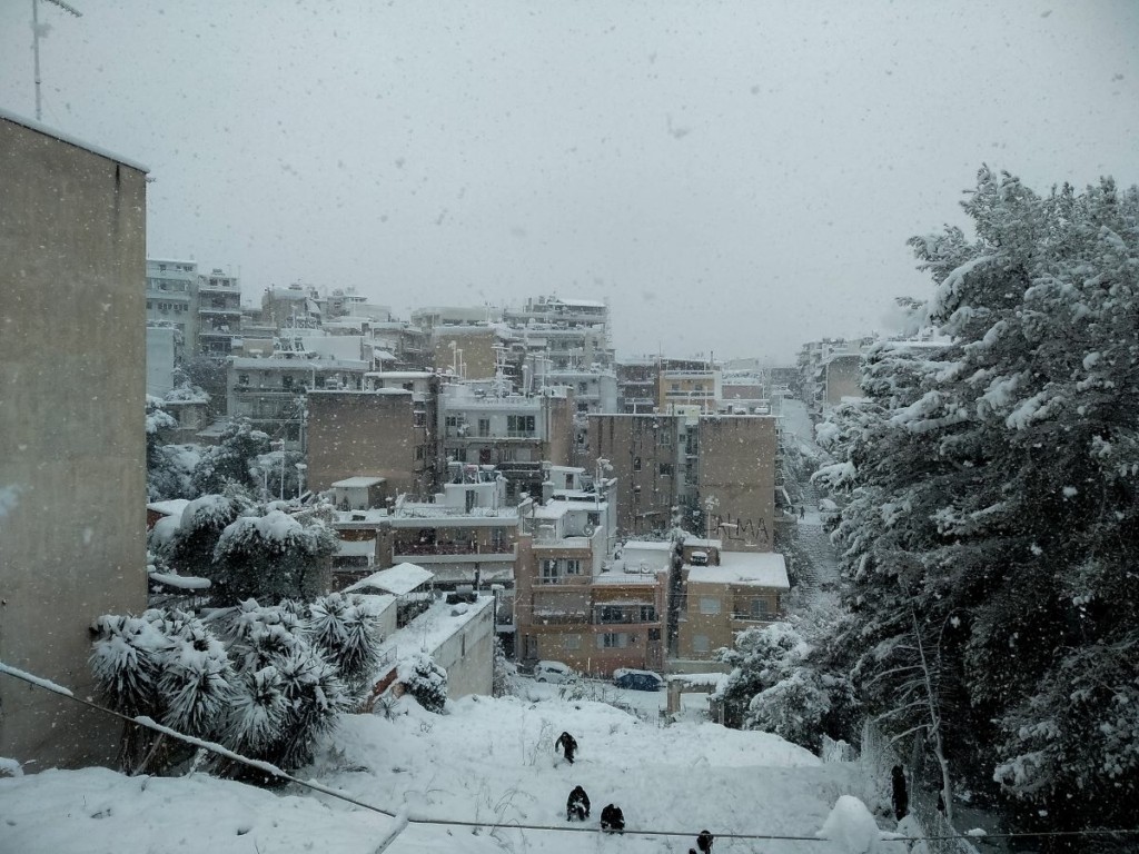Ισχυρό θα είναι το “χτύπημα” της κακοκαιρίας “Κάρμελ” – Πού και πόσο θα χιονίσει στην Αττική (vids)