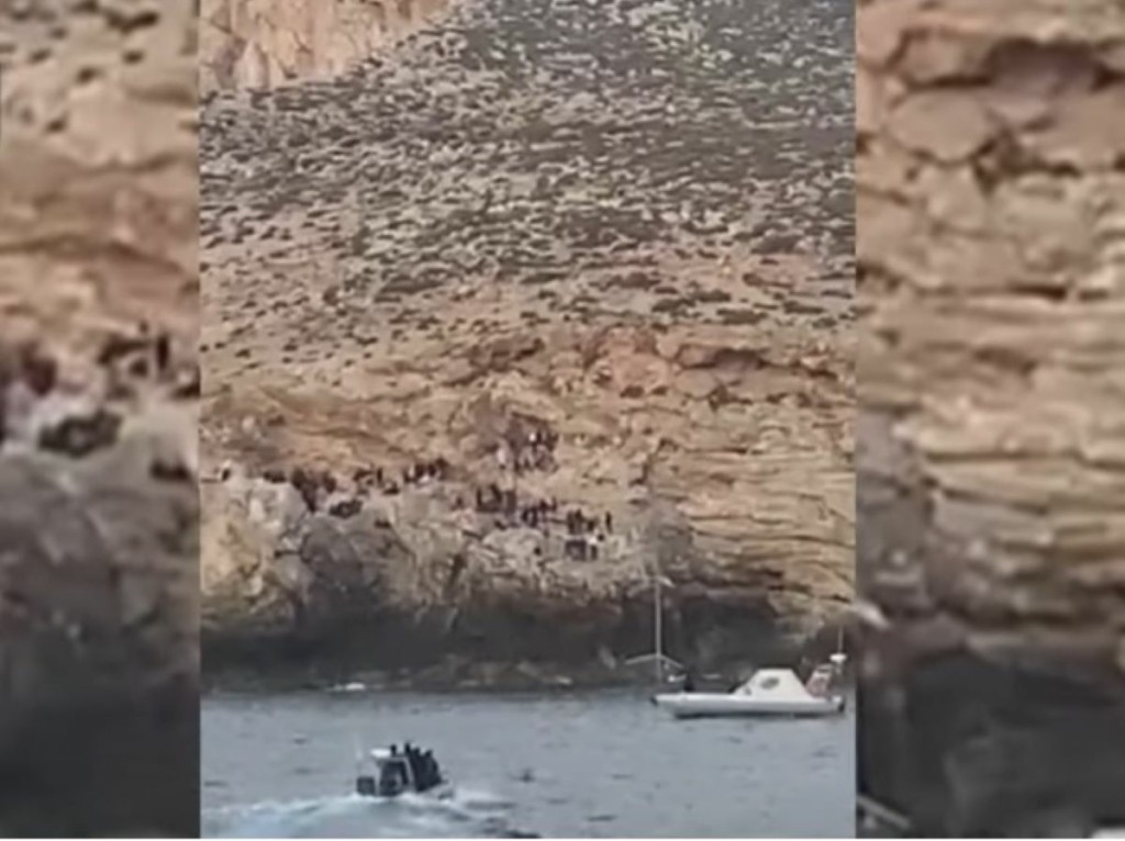 Ανάμεσα στους μετανάστες που διασώθηκαν στα Αντικύθηρα κρύβονταν και οι διακινητές – Δύο συλλήψεις από το Λιμενικό