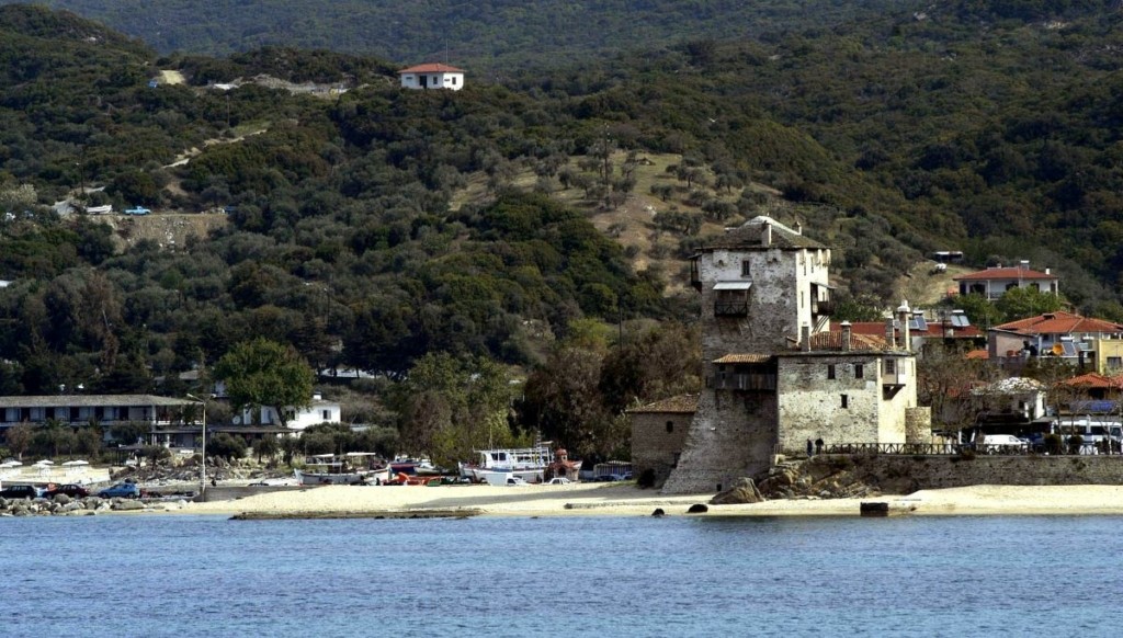 Θρίλερ στο Άγιο Όρος με την εξαφάνιση 58χρονου μοναχού – Βρέθηκε η λέμβος του