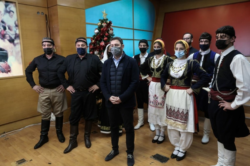 Κρητικά κάλαντα άκουσε ο Νίκος Ανδρουλάκης – Η μαντινάδα που του αφιέρωσαν (vid)