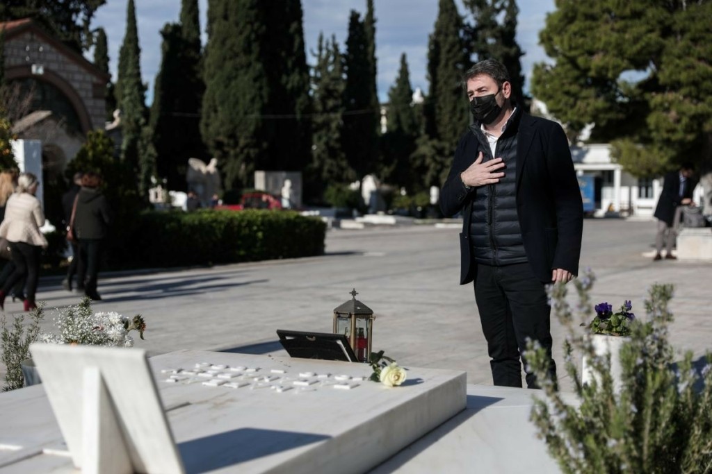 Ένα λουλούδι στον τάφο της Φώφης Γεννηματά και του Ανδρέα Παπανδρέου άφησε ο Νίκος Ανδρουλάκης (pics)