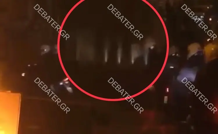 “Ιπτάμενη” φορητή σκάλα παραλίγο να πέσει πάνω σε κεφάλια αστυνομικών (pic&vid)