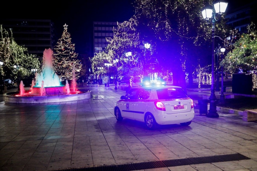 Κάτω από τραπέζια και στα πατάρια έκρυβαν θαμώνες στα μαγαζιά για να αποφύγουν τους ελέγχους – Προσαγωγές μπροστά στην κάμερα