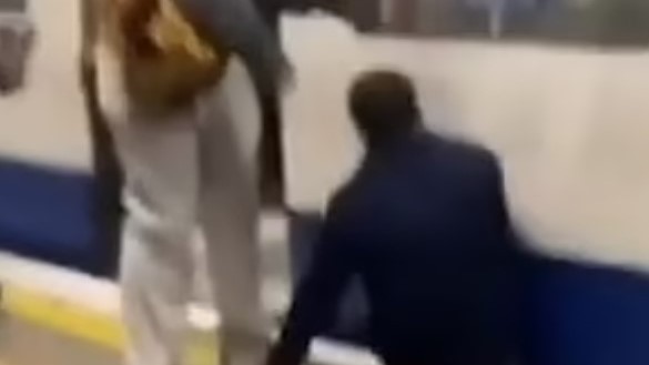 Νεαρός “προκάλεσε” χάος στο μετρό και “σφήνωσε” μεταξύ συρμού και αποβάθρας (vid)