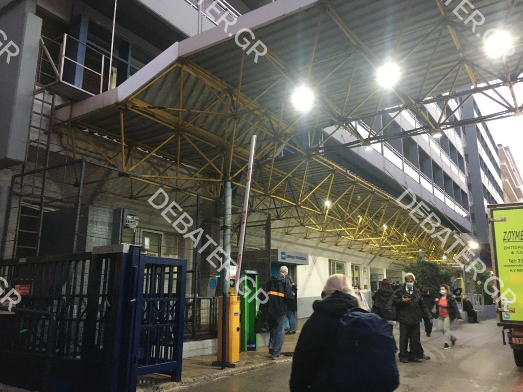 Δύσκολη εφημερία στο νοσοκομείο του Ευαγγελισμού – Γεμάτες όλες οι ΜΕΘ κορονοϊού (pics)