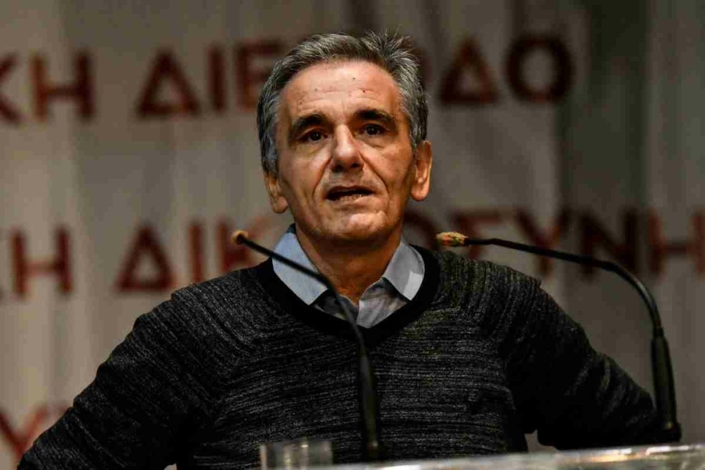 Ο Τσακαλώτος “τρολάρει” την κυβέρνηση για τις διασωληνώσεις εκτός ΜΕΘ