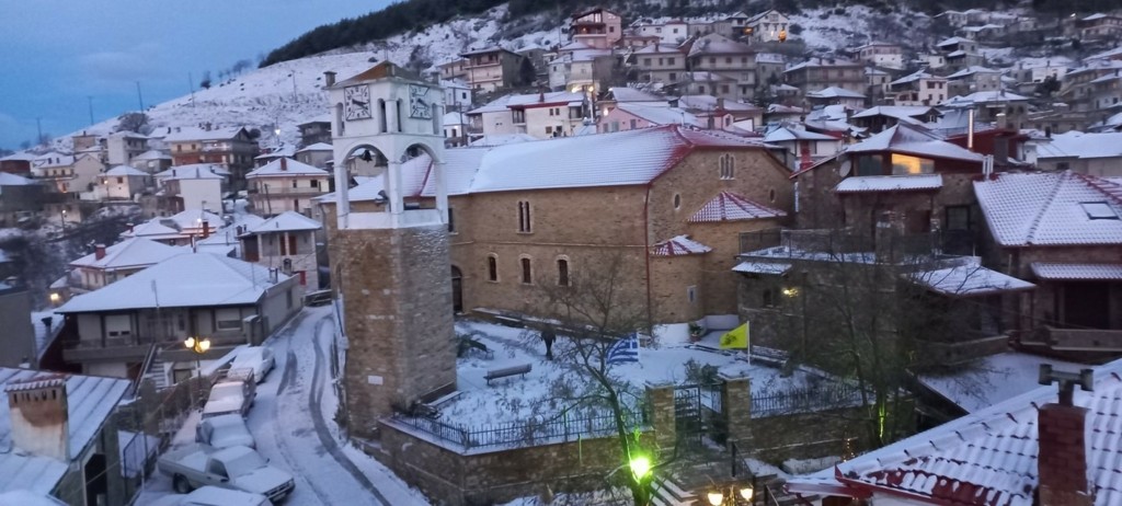 Εντυπωσιακές εικόνες από το χιονισμένο τοπίο στο Λιβάδι Ελασσόνας (pics&vids)