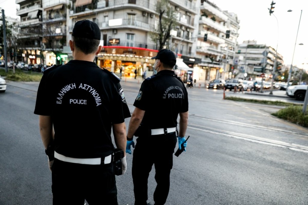 Πρόστιμο 300 ευρώ στον αστυνομικό που έκανε ελέγχους στην Πάτρα χωρίς μάσκα μετά από παρέμβαση Θεοδωρικάκου