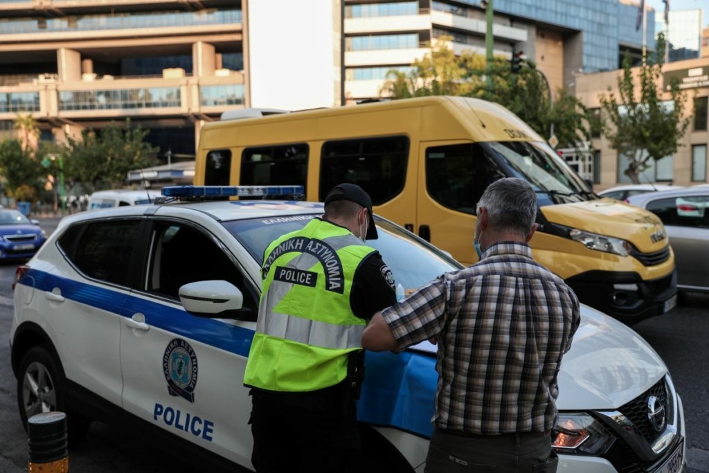 Σάλος με αστυνομικό στην Πάτρα – Έκοβε κλήσεις χωρίς μάσκα (pics)