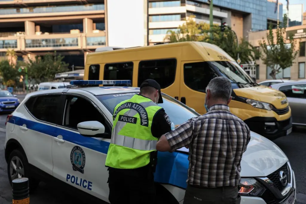 Σάλος με αστυνομικό στην Πάτρα – Έκοβε κλήσεις χωρίς μάσκα (pics)