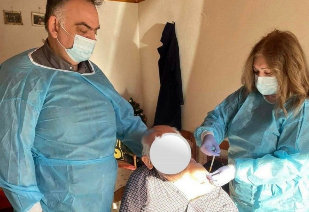 Ένας παππούς 104 ετών εμβολιάστηκε στα Τρίκαλα και έγινε viral