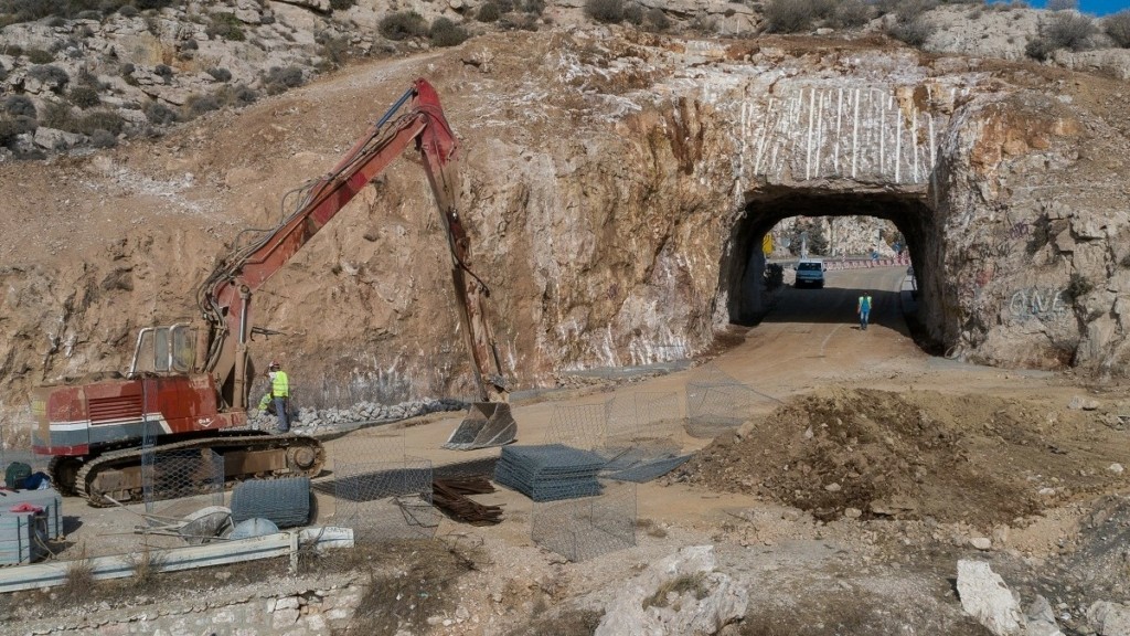 Παρολίγον τραγωδία στη Χίο – Γυναίκα καταπλακώθηκε από χώματα και θάφτηκε ζωντανή (pics)