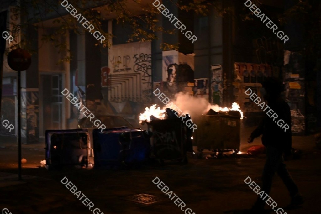 Επεισόδια στα Εξάρχεια – Πετροπόλεμος στα στενά και καμμένοι κάδοι στη Στουρνάρη (vid)