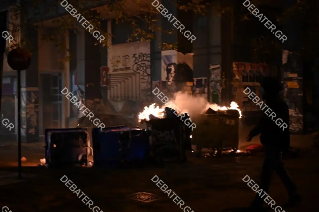 Επεισόδια στα Εξάρχεια – Πετροπόλεμος στα στενά και καμμένοι κάδοι στη Στουρνάρη (vid)