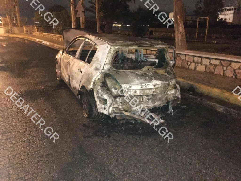 Στις φλόγες τυλίχθηκε αυτοκίνητο στην Ελευσίνα (pics&vid)