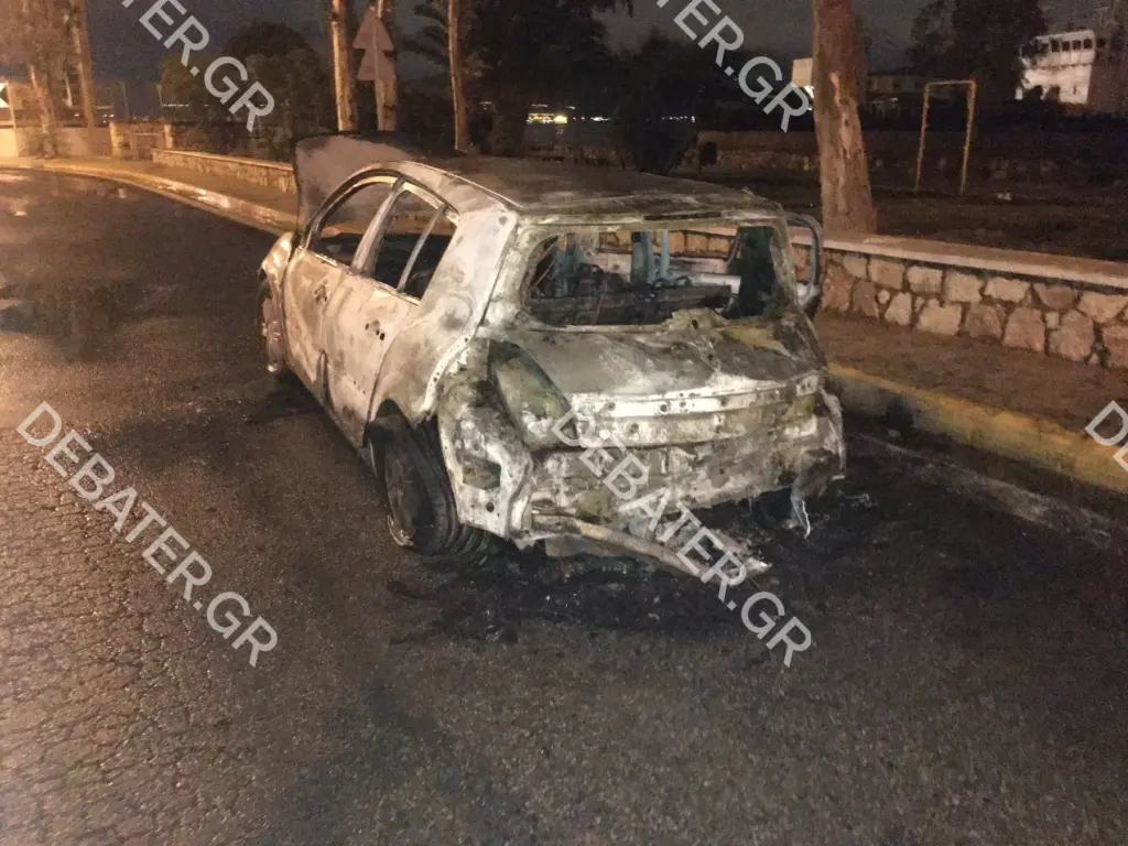 Στις φλόγες τυλίχθηκε αυτοκίνητο στην Ελευσίνα (pics&vid)