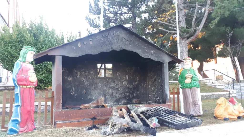 Απίστευτο περιστατικό – Φωτιά έπιασε η φάτνη στο Δήμο Αμύνταιου (pics)